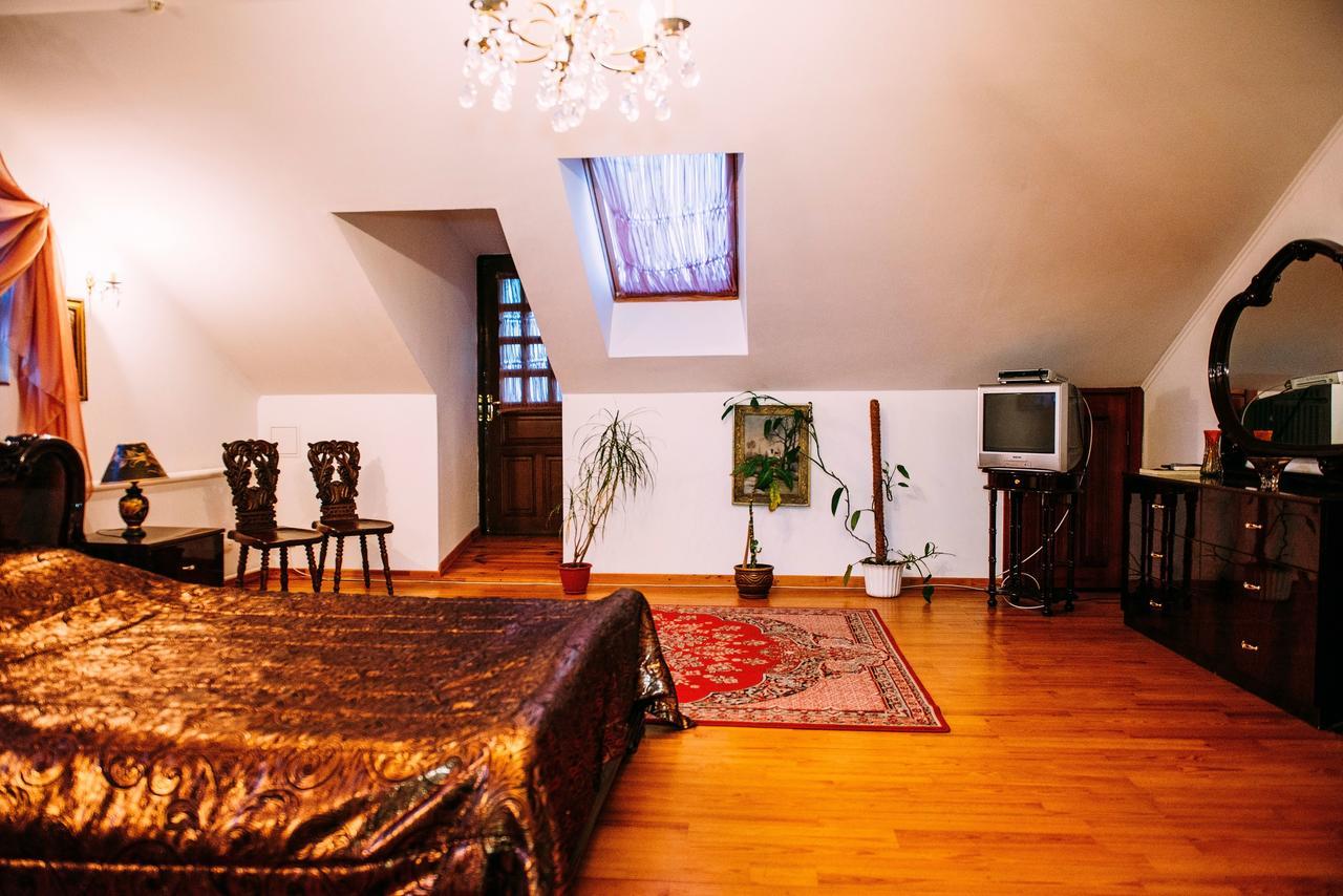 Antique House Hotel Дубно Екстериор снимка
