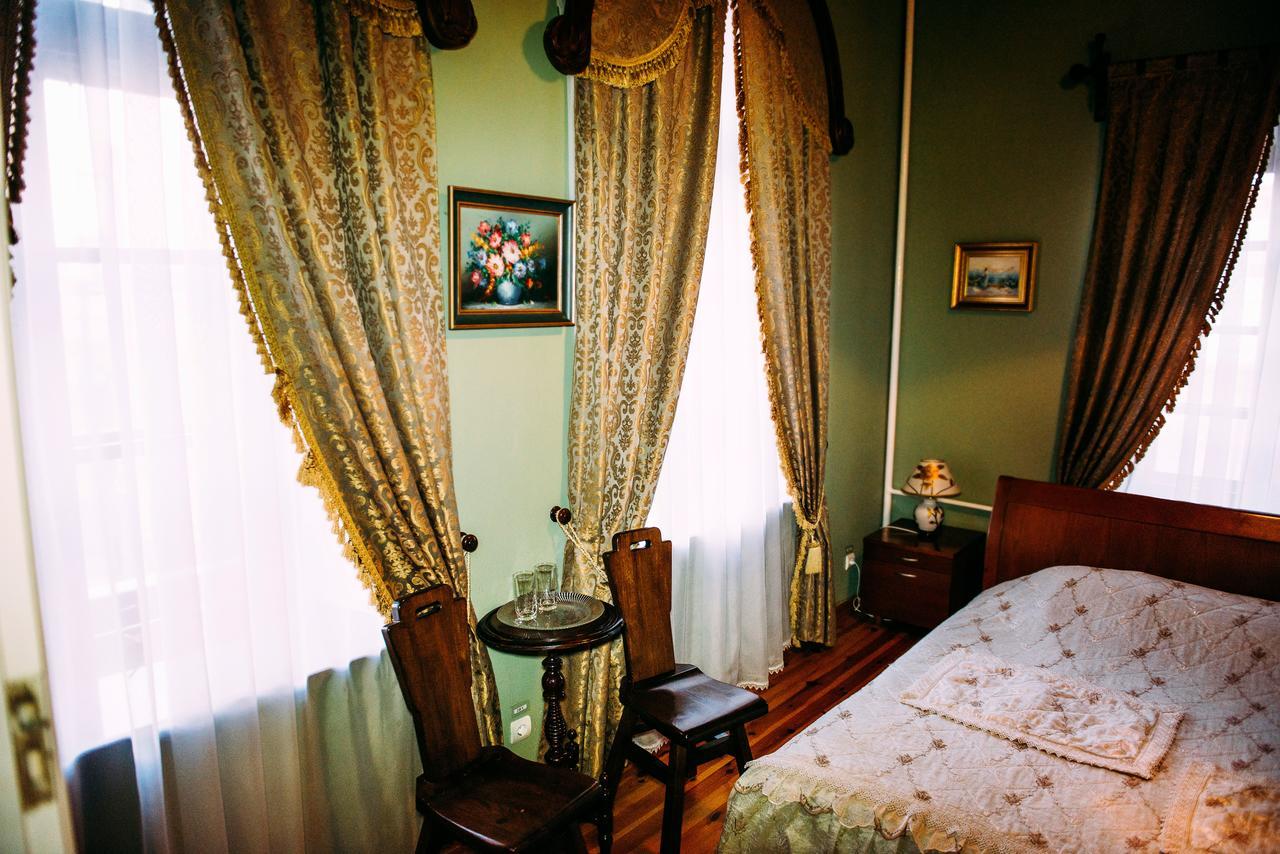 Antique House Hotel Дубно Екстериор снимка