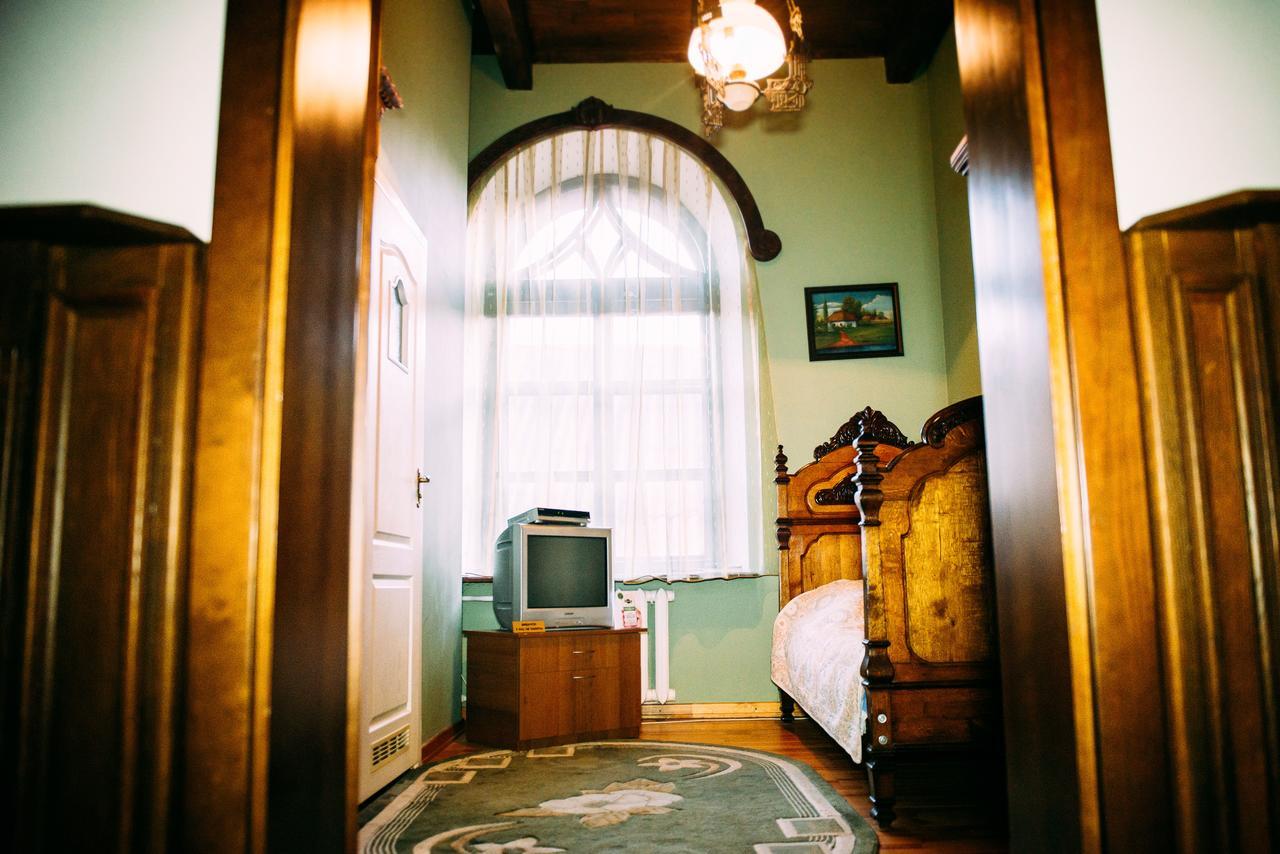 Antique House Hotel Дубно Екстериор снимка