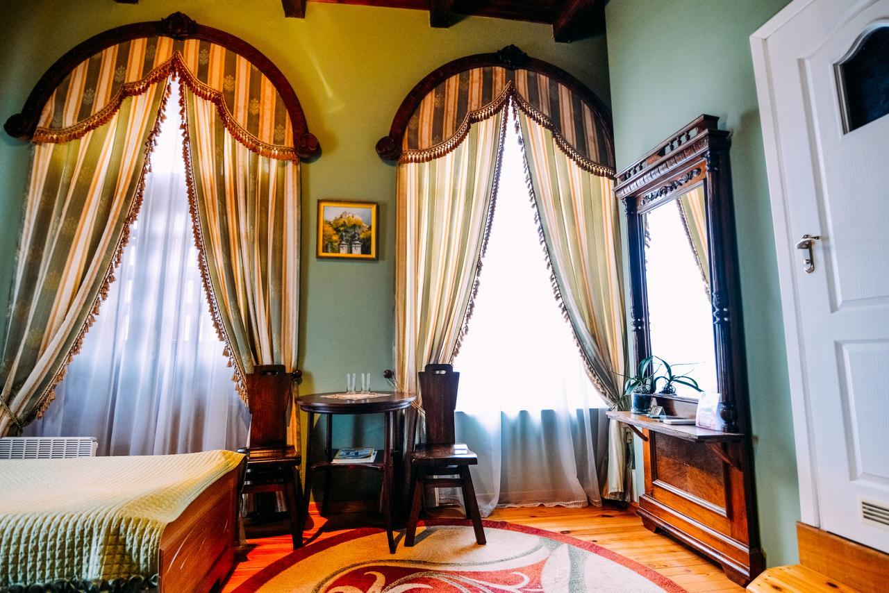 Antique House Hotel Дубно Екстериор снимка