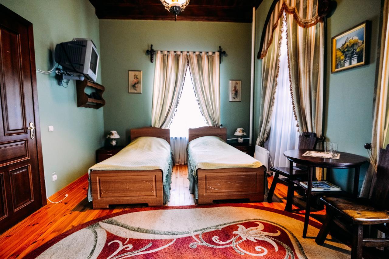 Antique House Hotel Дубно Екстериор снимка